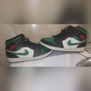 Nike Black and Green Sneakers with Leather Upper